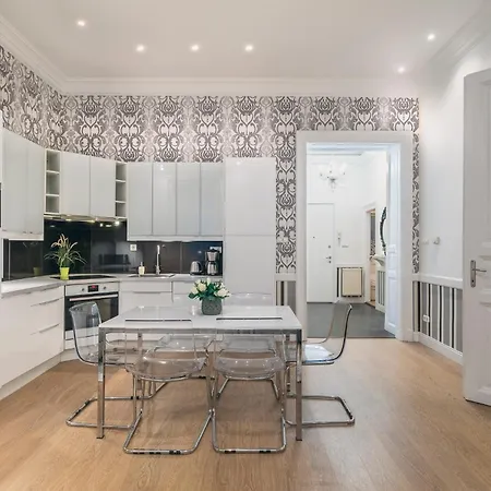 Ruin Bar 2 Bedroom 1.5 Bath Apt. Sleeps 6 Budapešť
