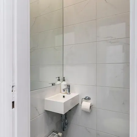 Ruin Bar 2 Bedroom 1.5 Bath Apt. Sleeps 6