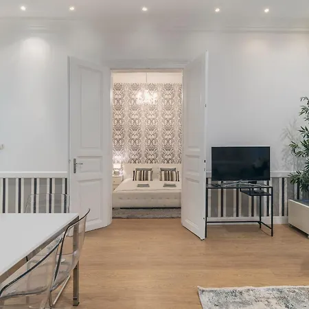 Ruin Bar 2 Bedroom 1.5 Bath Apt. Sleeps 6 *