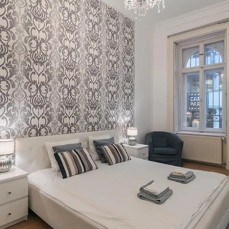 Ruin Bar 2 Bedroom 1.5 Bath Apt. Sleeps 6 * Budapešť