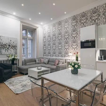 Ruin Bar 2 Bedroom 1.5 Bath Apt. Sleeps 6 *