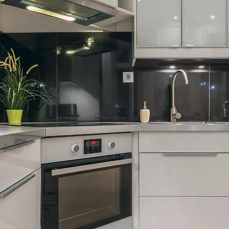 Ruin Bar 2 Bedroom 1.5 Bath Apt. Sleeps 6 *