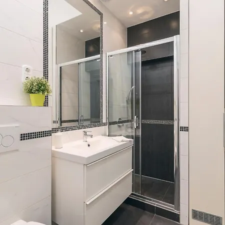 Ruin Bar 2 Bedroom 1.5 Bath Apt. Sleeps 6 Apartment Budapest