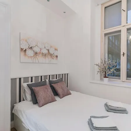 Ruin Bar 2 Bedroom 1.5 Bath Apt. Sleeps 6 Apartment