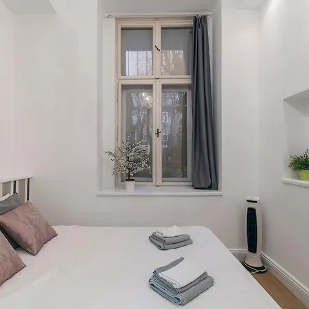 Ruin Bar 2 Bedroom 1.5 Bath Apt. Sleeps 6 * Budapest