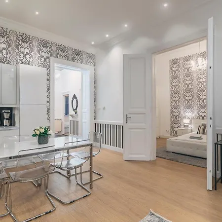 Ruin Bar 2 Bedroom 1.5 Bath Apt. Sleeps 6